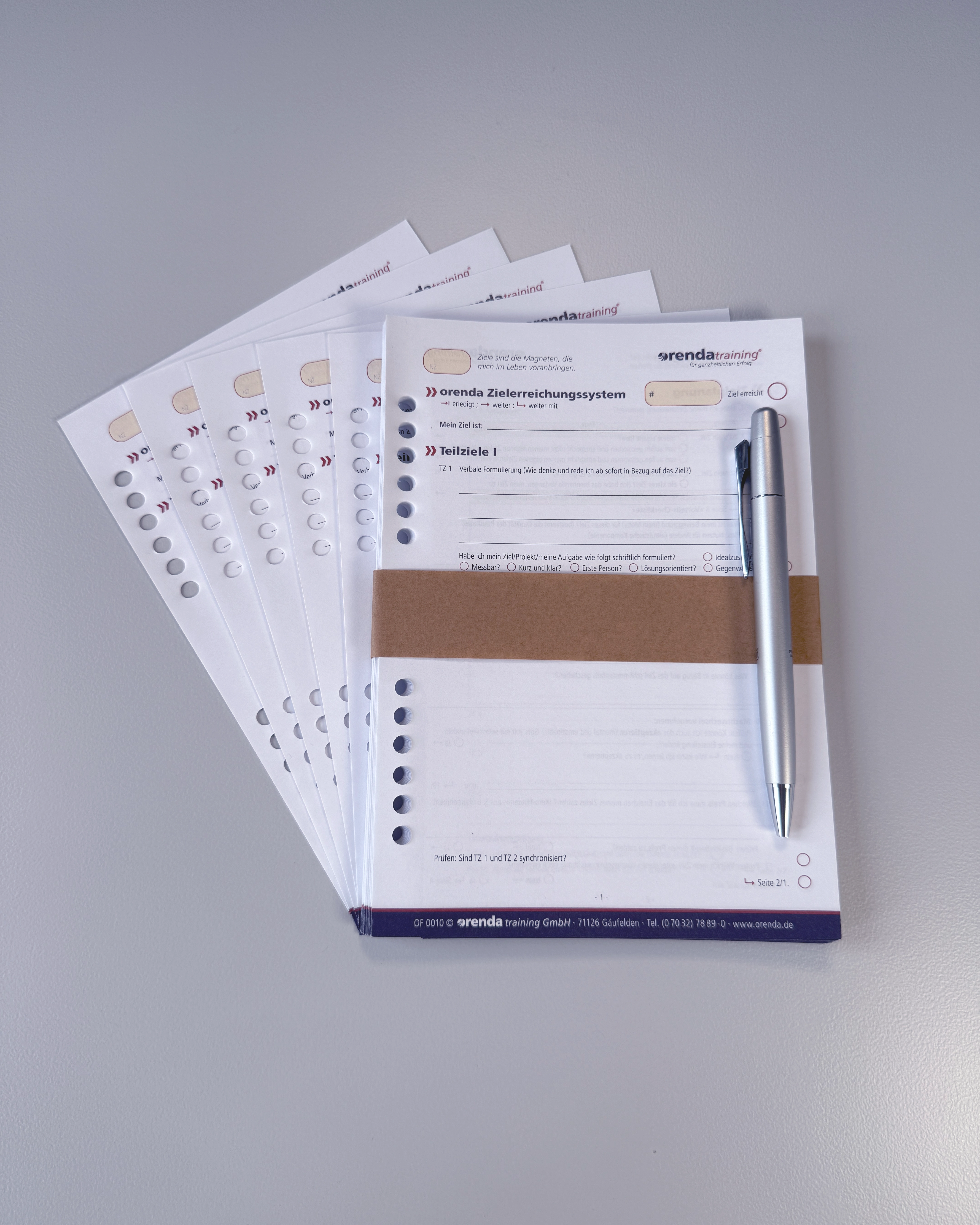 orenda Zielerreichungssystem – aufgeräumter Schreibtisch von oben mit Notizbuch und Stift
